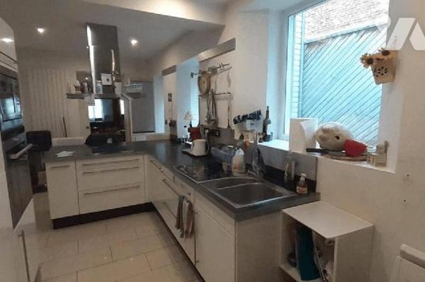 Maison de ville comprenant; au rez-de-chaussée: une entrée, un séjour- salon, cuisine, buanderi...