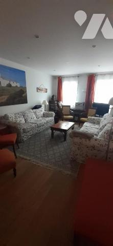 Maison de ville comprenant; au rez-de-chaussée: une entrée, un séjour- salon, cuisine, buanderi...