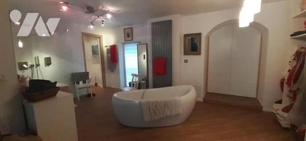 Maison de ville comprenant; au rez-de-chaussée: une entrée, un séjour- salon, cuisine, buanderi...