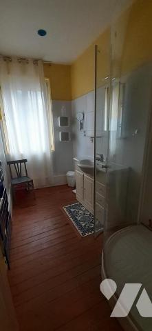 Maison de ville comprenant; au rez-de-chaussée: une entrée, un séjour- salon, cuisine, buanderi...