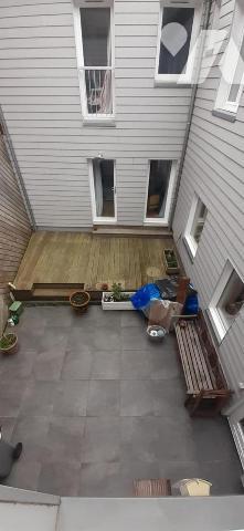 Maison de ville comprenant; au rez-de-chaussée: une entrée, un séjour- salon, cuisine, buanderi...