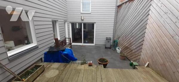 Maison de ville comprenant; au rez-de-chaussée: une entrée, un séjour- salon, cuisine, buanderi...