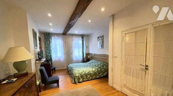 Maison de ville comprenant; au rez-de-chaussée: une entrée, un séjour- salon, cuisine, buanderi...