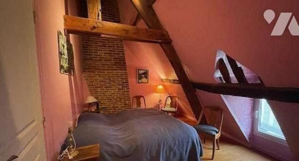 Maison de ville comprenant; au rez-de-chaussée: une entrée, un séjour- salon, cuisine, buanderi...