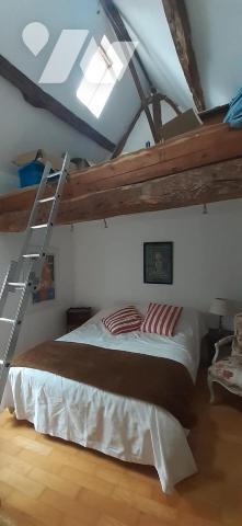 Maison de ville comprenant; au rez-de-chaussée: une entrée, un séjour- salon, cuisine, buanderi...