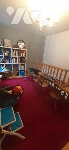 Maison de ville comprenant; au rez-de-chaussée: une entrée, un séjour- salon, cuisine, buanderi...