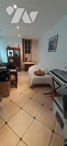 Maison de ville comprenant; au rez-de-chaussée: une entrée, un séjour- salon, cuisine, buanderi...