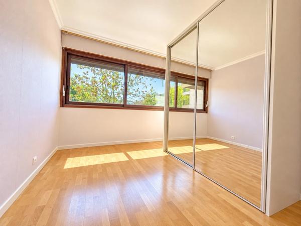 Appartement à vendre 4 pièces LE CHESNAY (78)100m²-3 chambres-Loggia-Balcon-Parking-cave