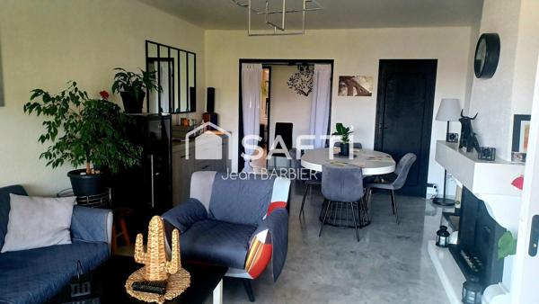 EN EXCLUSIVITE, en dernier étage avec ascenseur, superbe appartement lumineux de 89m² de type 4 exposé Sud sans vis a vis a proximité du centre ville.Vue dégagée