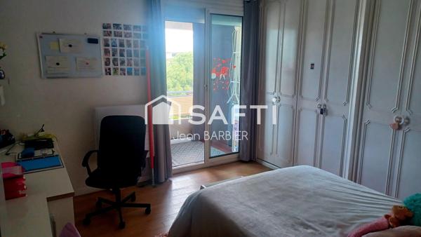 EN EXCLUSIVITE, en dernier étage avec ascenseur, superbe appartement lumineux de 89m² de type 4 exposé Sud sans vis a vis a proximité du centre ville.Vue dégagée