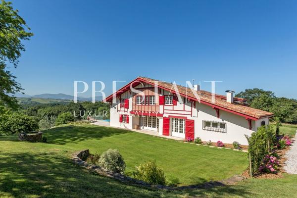 LARREISTA – Superbe Ferme Basque Rénovée avec Piscine et Vue Panoramique – 14 PERSONNES, BRISCOUS