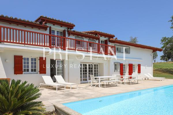 LARREISTA – Superbe Ferme Basque Rénovée avec Piscine et Vue Panoramique – 14 PERSONNES, BRISCOUS