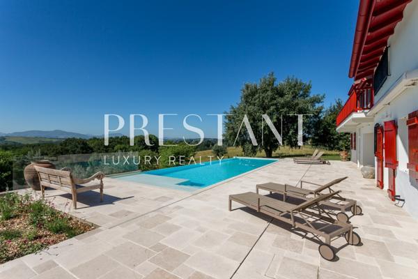 LARREISTA – Superbe Ferme Basque Rénovée avec Piscine et Vue Panoramique – 14 PERSONNES, BRISCOUS