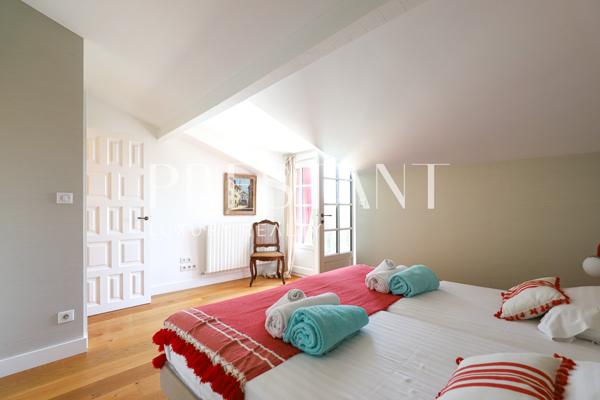 LARREISTA – Superbe Ferme Basque Rénovée avec Piscine et Vue Panoramique – 14 PERSONNES, BRISCOUS