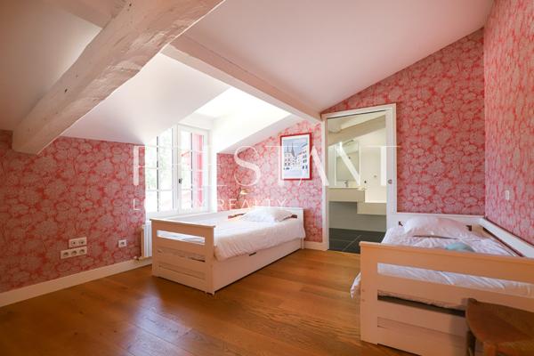 LARREISTA – Superbe Ferme Basque Rénovée avec Piscine et Vue Panoramique – 14 PERSONNES, BRISCOUS