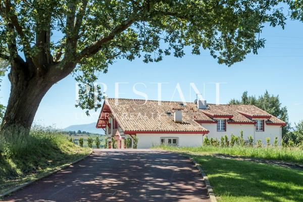 LARREISTA – Superbe Ferme Basque Rénovée avec Piscine et Vue Panoramique – 14 PERSONNES, BRISCOUS
