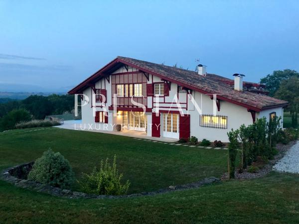 LARREISTA – Superbe Ferme Basque Rénovée avec Piscine et Vue Panoramique – 14 PERSONNES, BRISCOUS