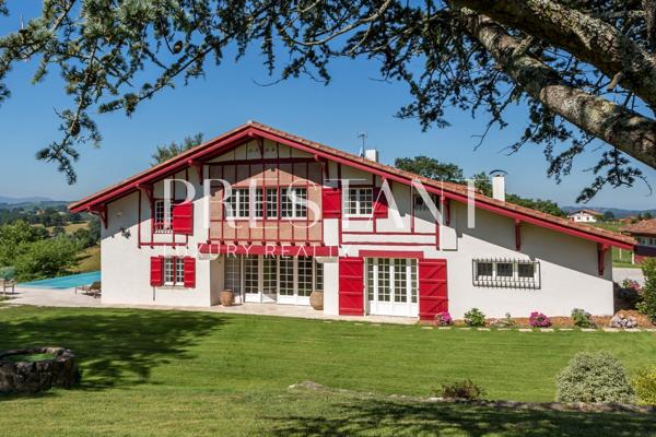 LARREISTA – Superbe Ferme Basque Rénovée avec Piscine et Vue Panoramique – 14 PERSONNES, BRISCOUS