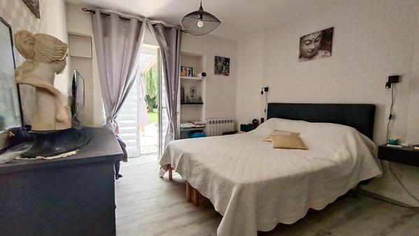 Longère de plain - pied  rénovée 7 pièces de 126 m2 avec sa piscine et son superbe terrain extérieur à 10 mn de Le Mans secteur Sud Sarthe