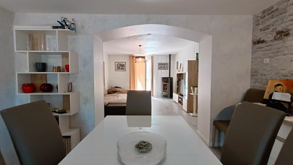 Longère de plain - pied  rénovée 7 pièces de 126 m2 avec sa piscine et son superbe terrain extérieur à 10 mn de Le Mans secteur Sud Sarthe