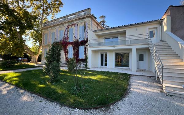 Immeuble à vendre    22 pièces • 401 m2 Montfavet - Avignon