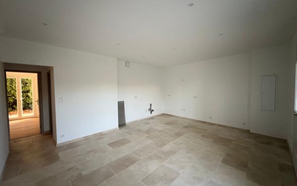 Immeuble à vendre    22 pièces • 401 m2 Montfavet - Avignon