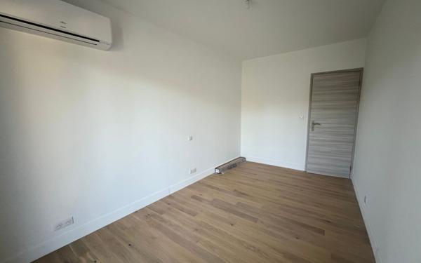 Immeuble à vendre    22 pièces • 401 m2 Montfavet - Avignon