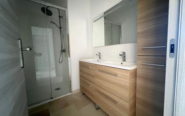 Immeuble à vendre    22 pièces • 401 m2 Montfavet - Avignon