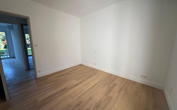 Immeuble à vendre    22 pièces • 401 m2 Montfavet - Avignon