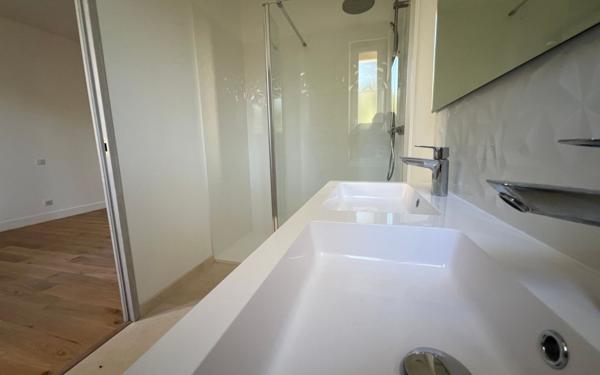 Immeuble à vendre    22 pièces • 401 m2 Montfavet - Avignon