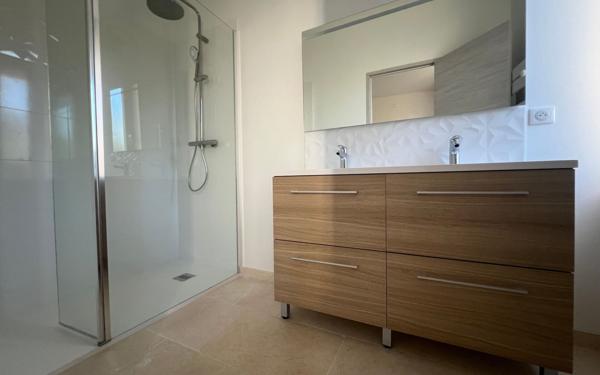 Immeuble à vendre    22 pièces • 401 m2 Montfavet - Avignon