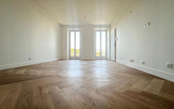 Immeuble à vendre    22 pièces • 401 m2 Montfavet - Avignon