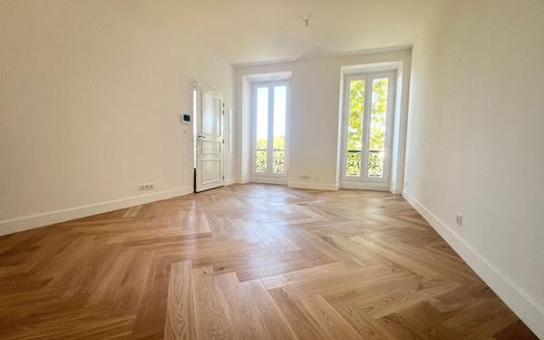 Immeuble à vendre    22 pièces • 401 m2 Montfavet - Avignon
