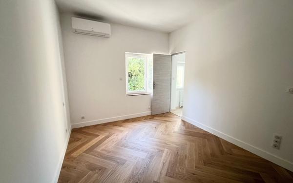 Immeuble à vendre    22 pièces • 401 m2 Montfavet - Avignon