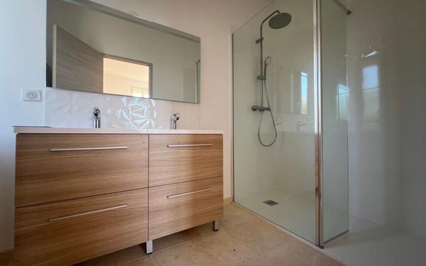 Immeuble à vendre    22 pièces • 401 m2 Montfavet - Avignon