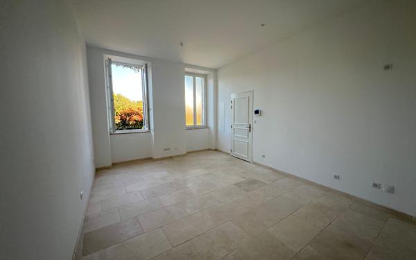 Immeuble à vendre    22 pièces • 401 m2 Montfavet - Avignon