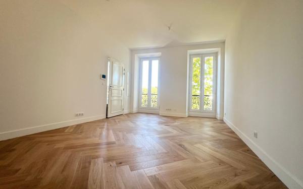 Immeuble à vendre    22 pièces • 401 m2 Montfavet - Avignon