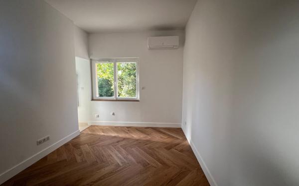 Immeuble à vendre    22 pièces • 401 m2 Montfavet - Avignon