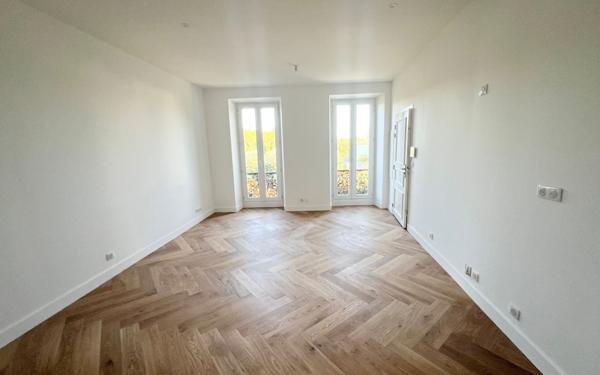 Immeuble à vendre    22 pièces • 401 m2 Montfavet - Avignon