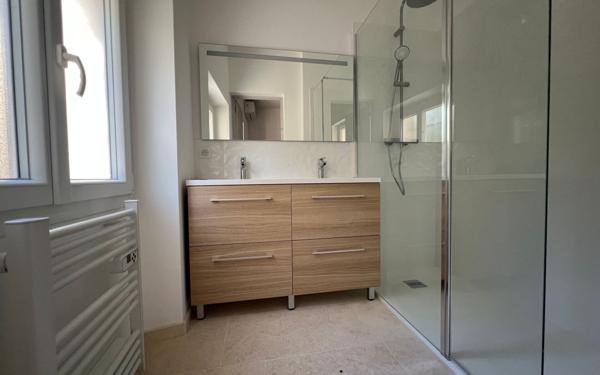 Immeuble à vendre    22 pièces • 401 m2 Montfavet - Avignon