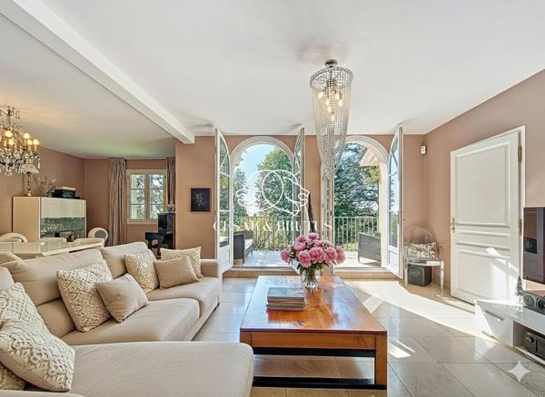 Maison de 7 pièces (210 m²) à CRÉPIEUX LA PAPE