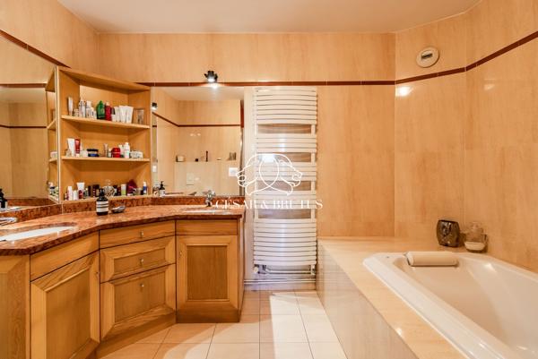 Maison de 7 pièces (210 m²) à CRÉPIEUX LA PAPE
