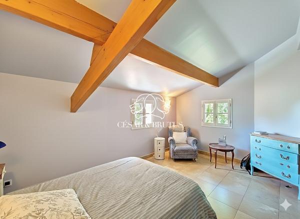 Maison de 7 pièces (210 m²) à CRÉPIEUX LA PAPE