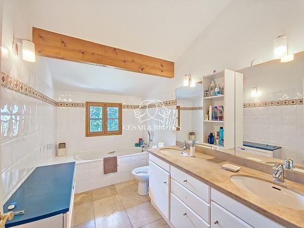 Maison de 7 pièces (210 m²) à CRÉPIEUX LA PAPE
