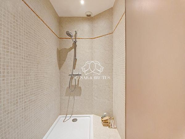 Maison de 7 pièces (210 m²) à CRÉPIEUX LA PAPE