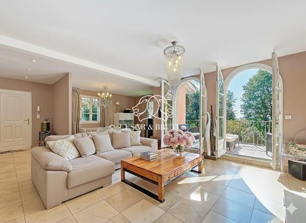 Maison de 7 pièces (210 m²) à CRÉPIEUX LA PAPE