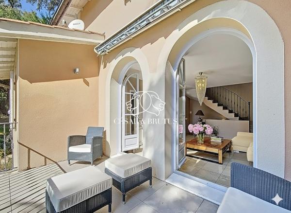 Maison de 7 pièces (210 m²) à CRÉPIEUX LA PAPE