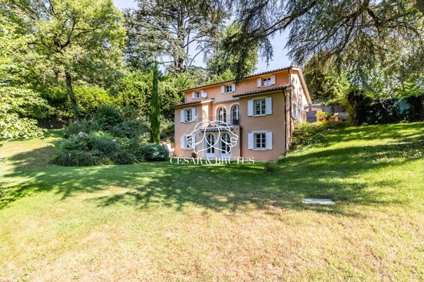 Maison de 7 pièces (210 m²) à CRÉPIEUX LA PAPE