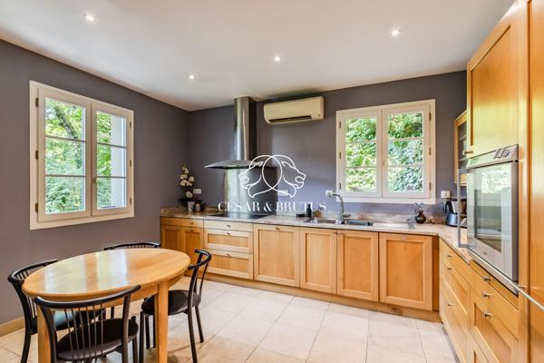 Maison de 7 pièces (210 m²) à CRÉPIEUX LA PAPE