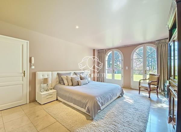 Maison de 7 pièces (210 m²) à CRÉPIEUX LA PAPE